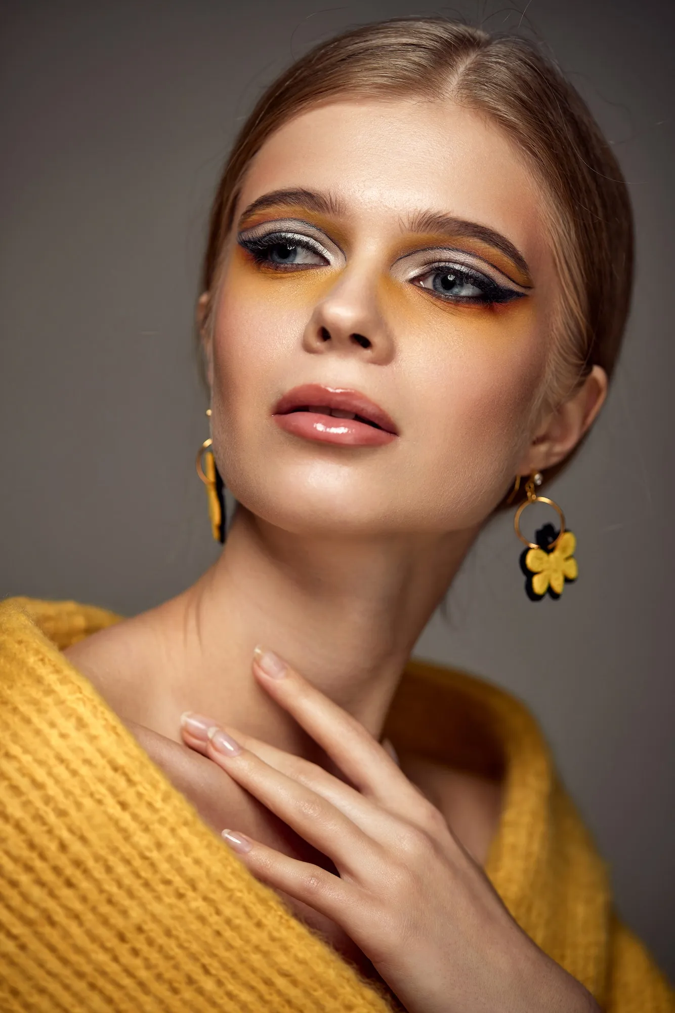 beauty-blonde-model-girl-with-fashionable-creative-make-up